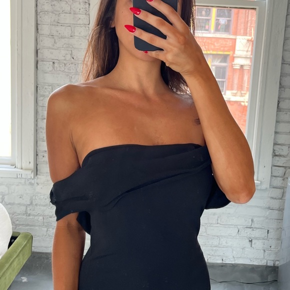 Reformation Dresses & Skirts - Reformation off the shoulder black midi dress